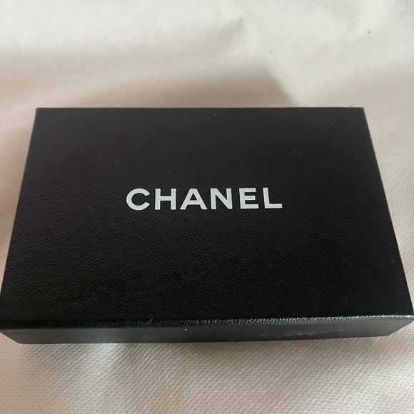 CHANEL Textured Black Card Holder - Picture 2 of 11
